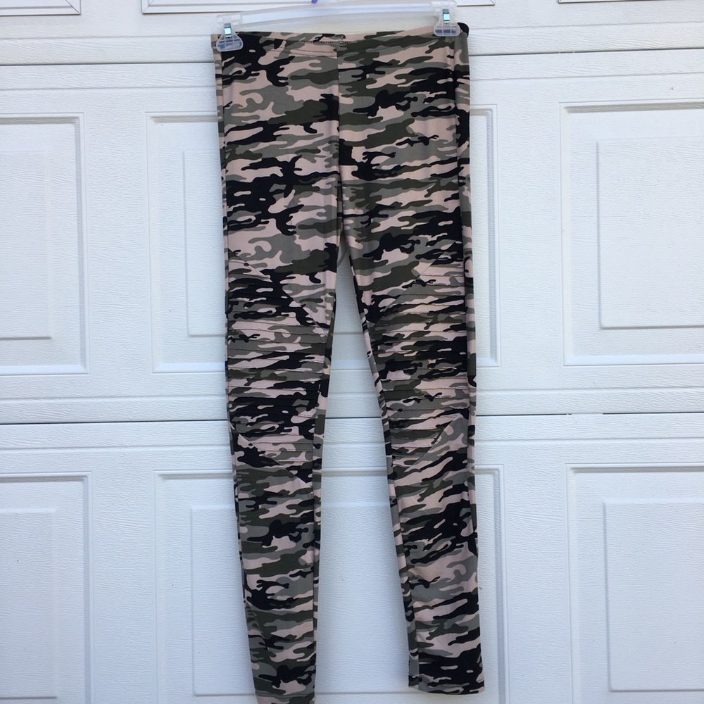 NWOT BOBBIE BROOKS CAMO LEGGINGS SIZE M